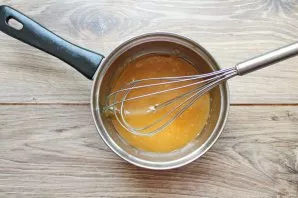 Mix everything thoroughly with a whisk until smooth. Pour the mass into a clean, dry jar and serve.
