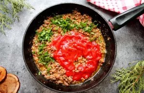 Add the grated tomatoes and finely chopped parsley to the pan. Sprinkle everything with pepper, add water and simmer over low heat for 25...