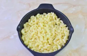 Put the pasta in a hot pan and heat. Add salt and spices to taste.