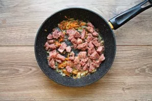 Cut the stew into pieces and put in a pan with fried vegetables. Mix everything and, stirring, simmer for 5 minutes.