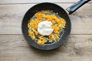 Add mayonnaise to the fried vegetables and mix. Reduce heat to a minimum, cover with a lid and simmer for 10 minutes.