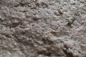 And spread the minced meat over the potatoes in an even layer.