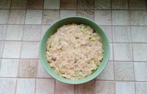 Salt the minced meat and mix well until a homogeneous consistency. If it seems to you that the meat is watery, add flour.
