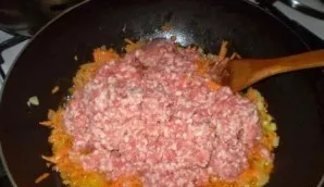 Now add minced meat to the fried vegetables. You can use anything: chicken, pork or beef. Cover the lid and stir occasionally. When cooki...