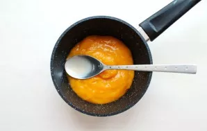 Put the puree in a saucepan and add lemon juice.