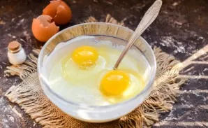 After the specified time has passed, beat the eggs in a bowl.