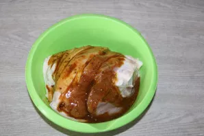 Rinse the pork muzzle well, dry with paper towels. Put in a bowl, pour marinade.