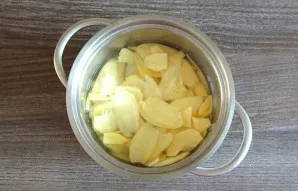 Transfer the ginger to a pot, cover with salt water. Leave it for 30 minutes.