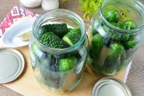 Put the washed cucumbers in jars. If at the end of the neck cucumbers do not fit, you can cut them in half.