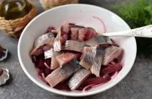 Cut off the head and tail, clean the entrails, skin and bones. Cut the fish fillet into small pieces, transfer to a bowl with beets.