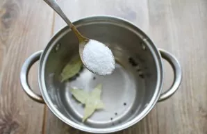 Put salt in a saucepan and cook the marinade for 3 minutes.