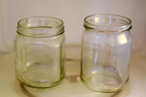 Sterilize the jars in a convenient way. Boil lids in water. Completely dry the jars and lids.