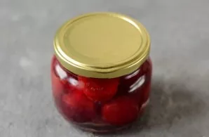 Pour boiling water, cover with a lid and leave for 5 minutes.