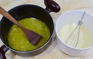 Then mix the mixture of honey and eggs. Return the pot to the fire and, stirring constantly, bring to a boil.