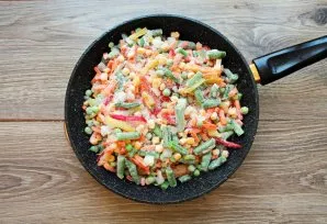 Pour in the frozen Mexican mixture, season with salt, pepper and simmer for 15 minutes after covering. During this time, stir 2-3 times, ...