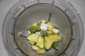 Cut the avocado into several parts, put it in a food processor and crush it to very small pieces. Put in a bowl with yolks.