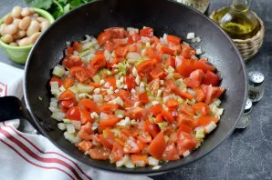 Chop the tomatoes and garlic, put in a pan, simmer over medium heat under the lid for 5 minutes.
