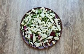 Crumble the blue cheese on top.