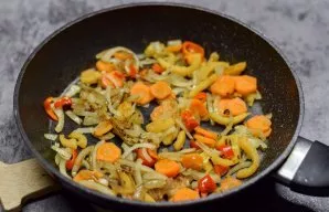 Put the vegetables in a pan and fry over low heat for 3-4 minutes.