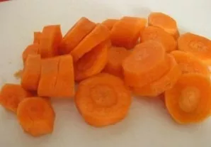 Peel the carrots and cut into slices.