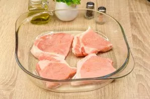 Smear the oven container with olive oil and put half of the prepared meat.