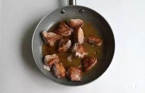 Heat the oil in a pan and fry the pork cubes in portions over high heat until golden brown.