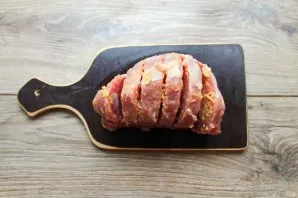 Coat the meat thoroughly with the mass, close it and put it in the refrigerator for an hour to marinate.