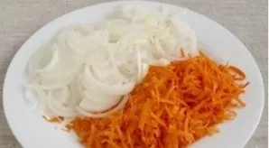 Peel onions and carrots. Grate the carrots coarsely, cut the onion into thin half rings.