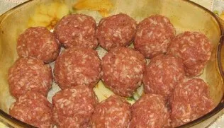 From the prepared mince we form small cutlets and put them in a baking dish.