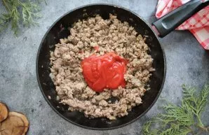 Put the tomato paste in the pan, add pepper, salt and simmer for another 10-15 minutes while stirring, then remove from heat.