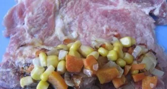 On one edge of a piece of beaten and marinated in spices, put a little prepared champignons, onions and carrots, as well as canned corn. ...