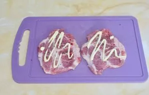 Sprinkle the meat with salt and spices. Apply a little mayonnaise.