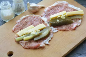 Put strips of cucumber and cheese on top of the meat, still put chopped garlic.