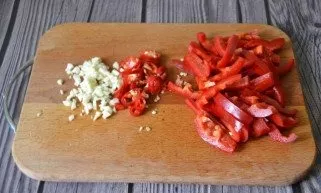 Finely chop the garlic and chili, cut the bell pepper into strips.