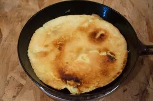 Fry the omelet in a pan on both sides.