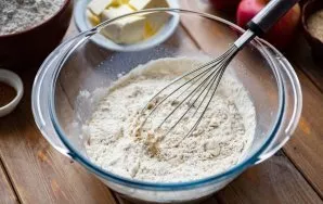 Add 4-5 tablespoons of flour, whisk everything until smooth.