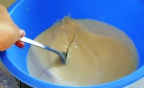 We mix a glass of warmed milk (150 ml), our prepared dough (from the first point) and egg-oil mixture.