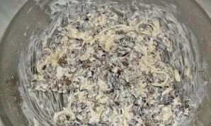 Add chopped garlic, salt and pepper. Season with mayonnaise.