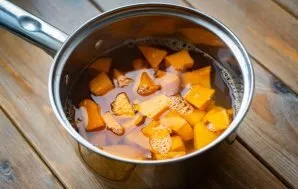Cut the peeled pumpkin into small cubes, put in a saucepan, pour water and cook until tender. Drain the water.