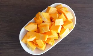Peel the pumpkin and cut into small pieces.