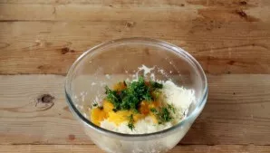 Mix all the crushed ingredients, add chopped dill, as well as a finely grated egg. Season with salt and pepper.