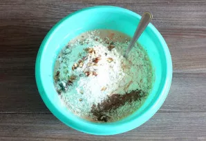 Add sifted flour, salt, cinnamon, chopped nuts and baking powder. Stir the dough with a spoon.