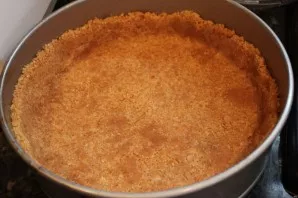 Using a glass, squeeze the dough according to the shape, make small sides. Place for 5 minutes in an oven preheated to 180 C.