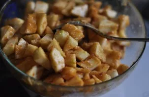 We prepare the filling. We wash the apples and cut them into cubes, take out the core. Add cinnamon, nutmeg, 100 grams of caramel and lem...