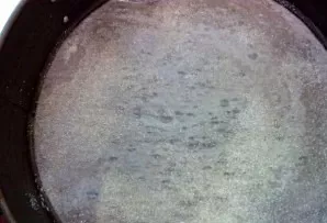 We cover the bottom of the baking sheet with baking paper, anoint it with oil and sprinkle with semolina.