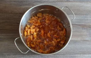 After some time, the apple slices will become transparent, there will be practically no liquid. Remove the pot from the heat.