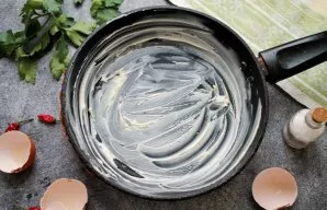 Grease a cast iron skillet with a diameter of 22 centimeters completely with butter.