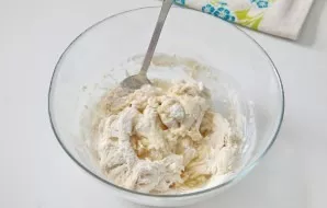 Stir everything with a spoon and pour olive oil.