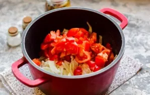 Wash the tomatoes and cut into slices, put in a saucepan with cabbage.