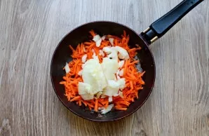 Chop the onion and put it in a pan with carrots. Cook for 5-7 minutes, stirring.